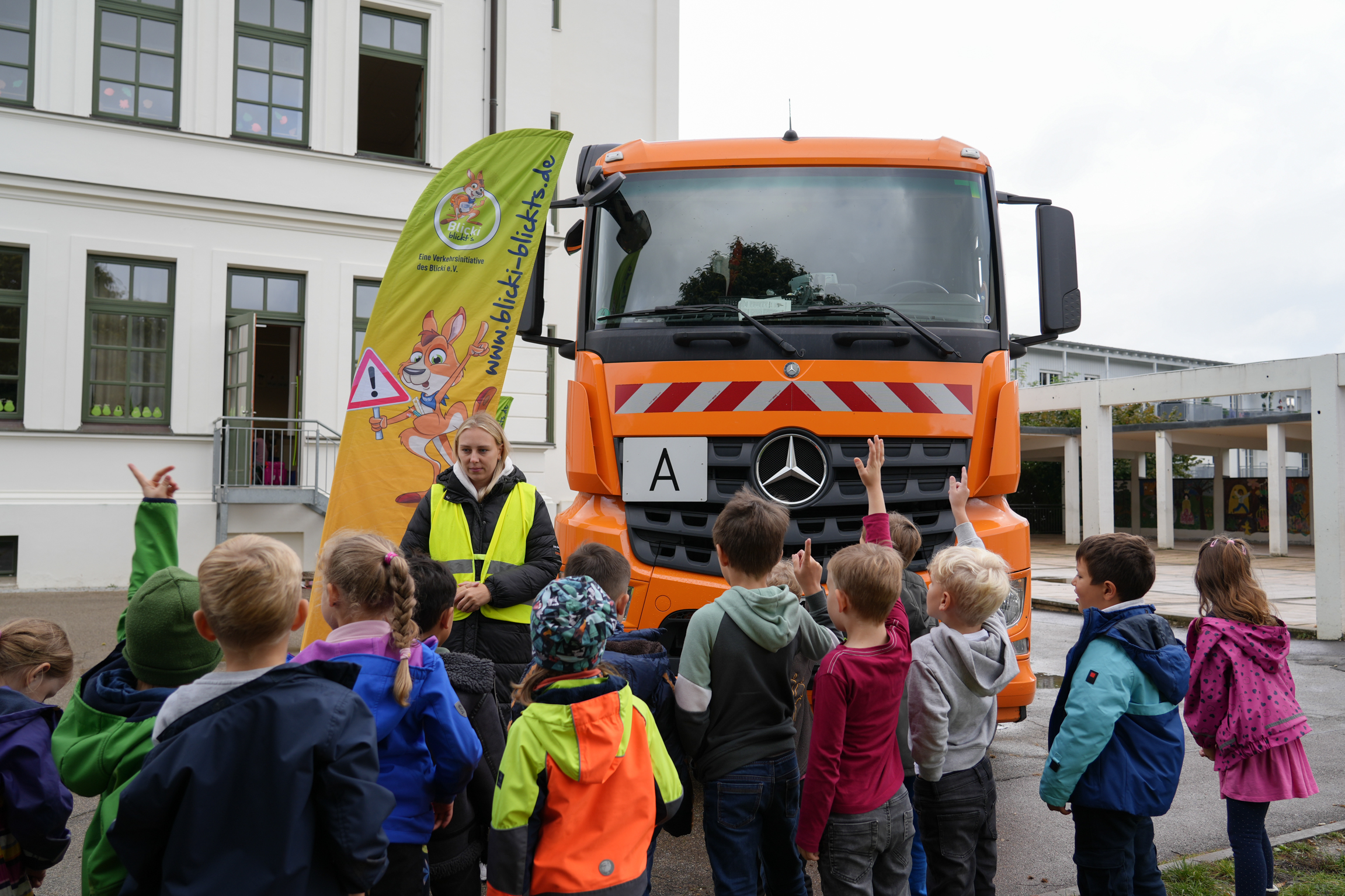 Achtung LKW - Mit Blicki sicher im Straßenverkehr unterwegs