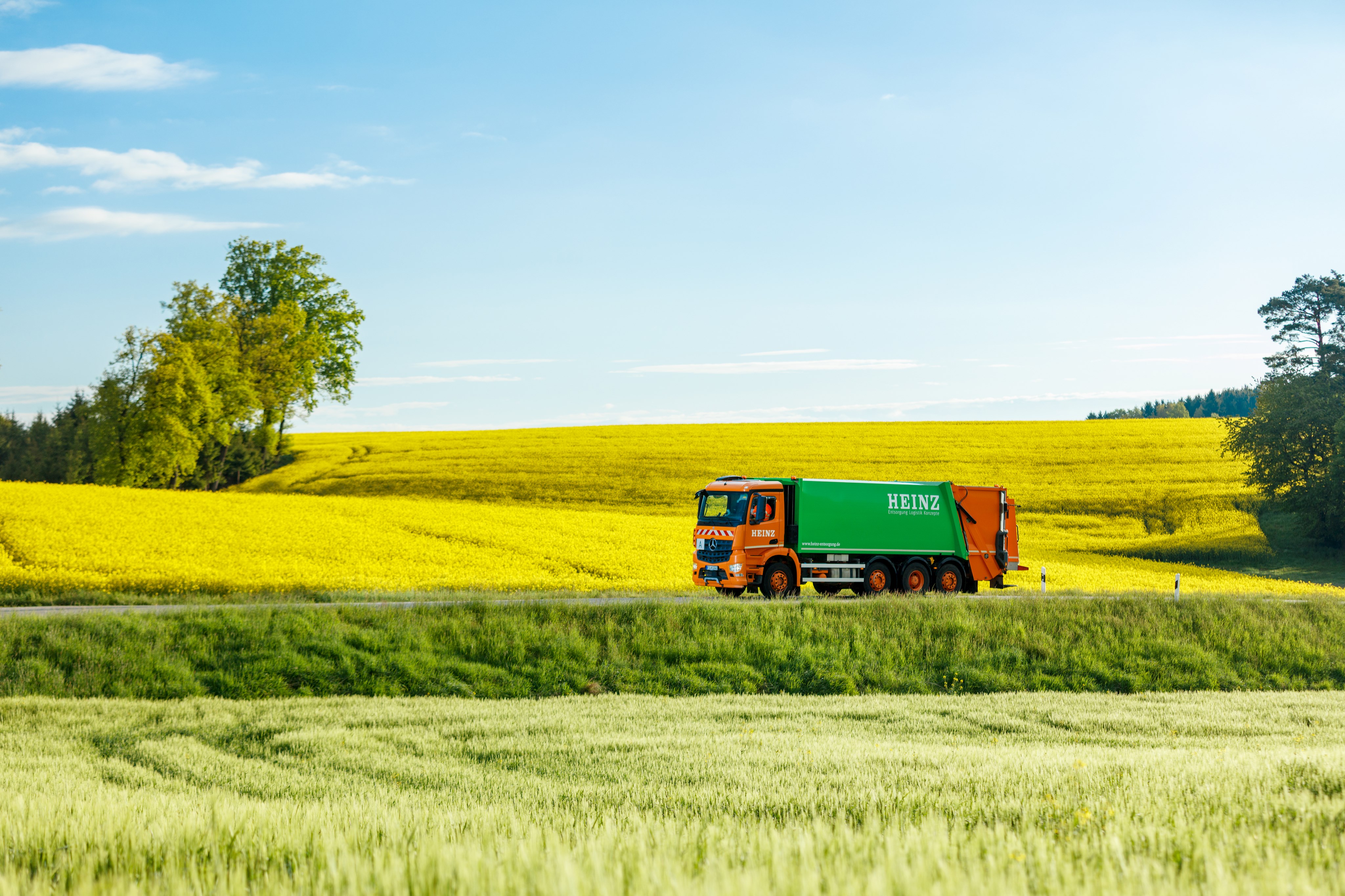 Fa. Heinz LKW vor Rapsfeld Leider haben wir keinen Alternativtext zu diesem Bild, aber wir arbeiten daran.