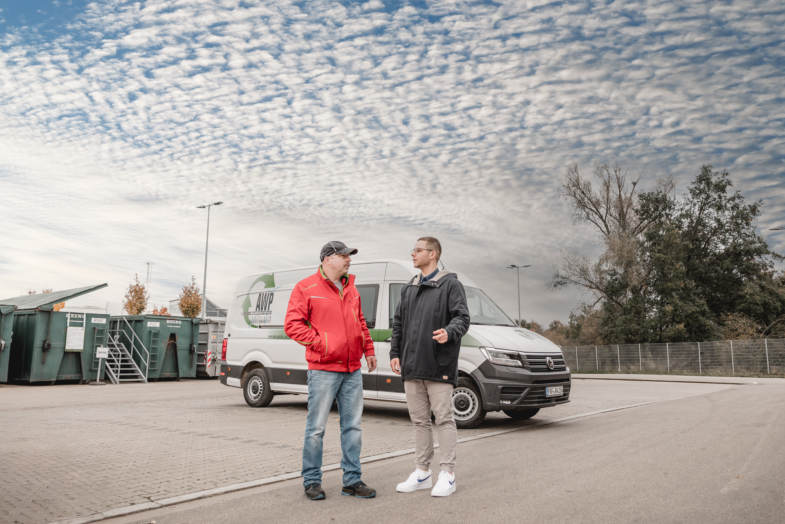 Mitarbeiter mit Bus Leider haben wir keinen Alternativtext zu diesem Bild, aber wir arbeiten daran.